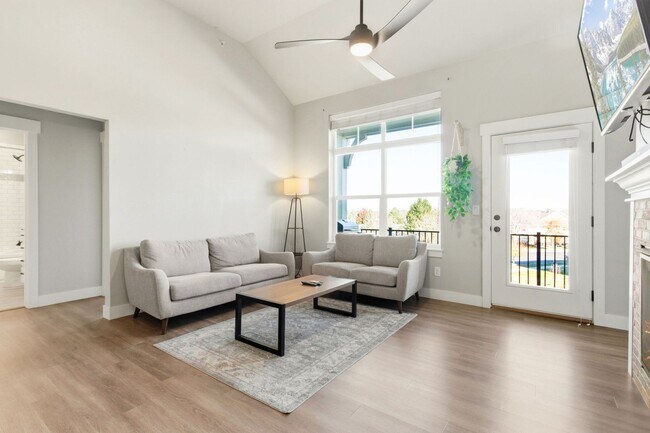 Building Photo - Bright and Modern Condo in Ideal Location ...