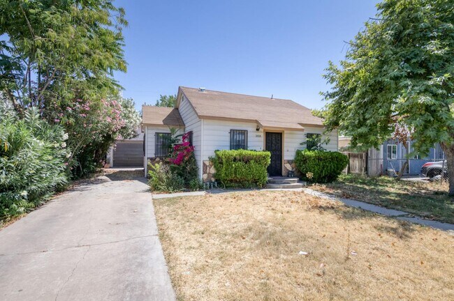 Building Photo - 3518 E Clay Ave