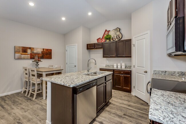 Building Photo - 2242 E Cheyenne Ct