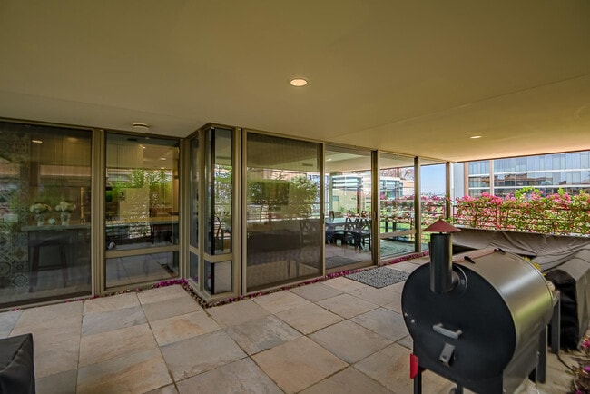Building Photo - 7127 E Rancho Vista Dr