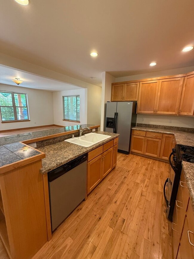 Building Photo - 4 bdrm/2.5 bath Custom Home on the Southside