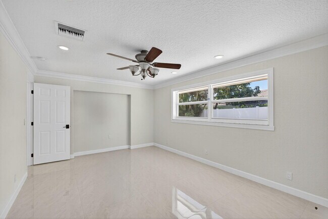 Building Photo - 15 River Dr