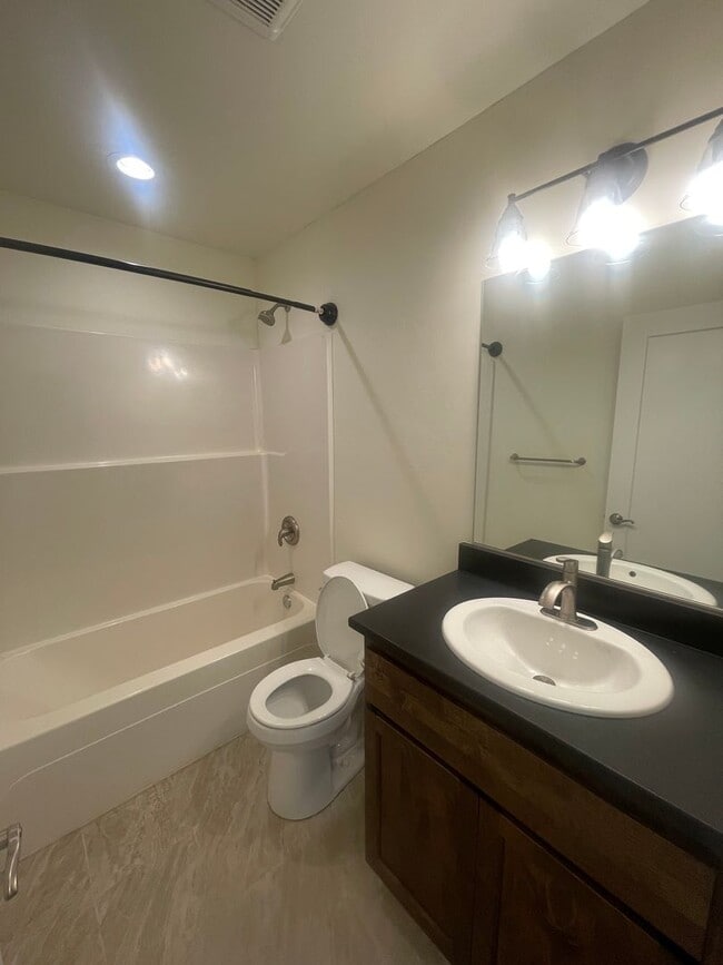 Building Photo - Stunning Modern Three Bedroom Duplex in Le...