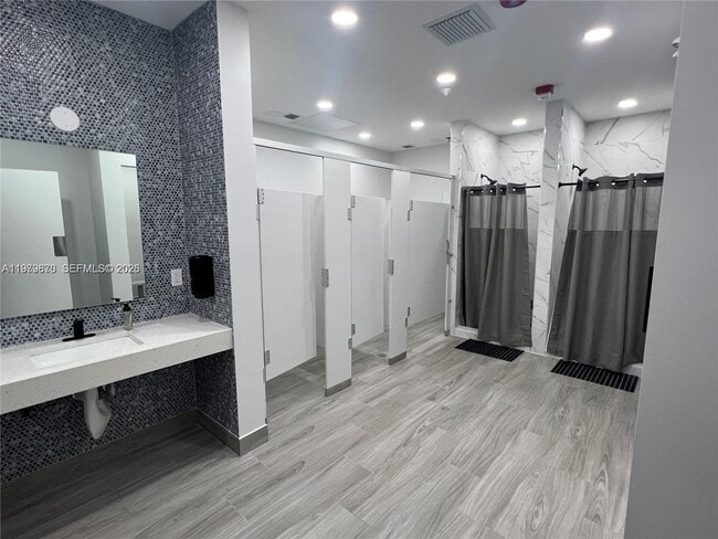 Building Photo - 17021 N Bay Rd