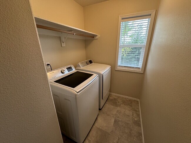 Building Photo - 1/2 OFF 3rd Month's Rent!!  Beautiful 4 Bedroom Clackamas Home
