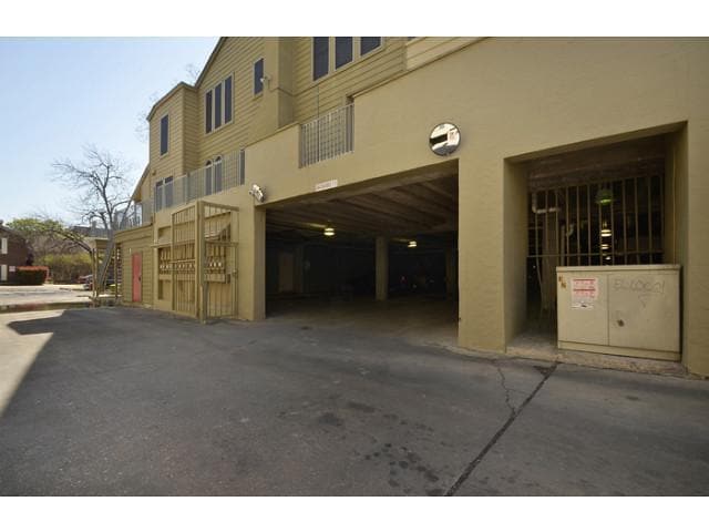 Building Photo - Infamous Orange tree condos. 2 blocks from campus hard wood floors washer and dryer