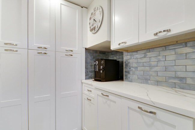 Building Photo - 515 Bay Colony Dr N