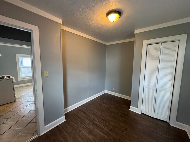 Building Photo - Christian Park 2 Bedroom 1 Bath