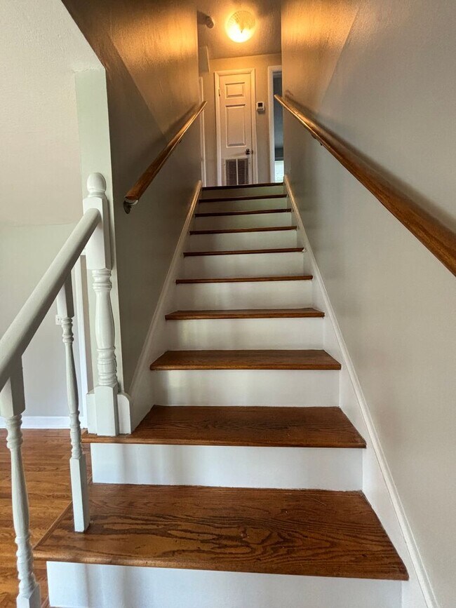 Building Photo - Eager to be in Northwoods? Check out Edgew...