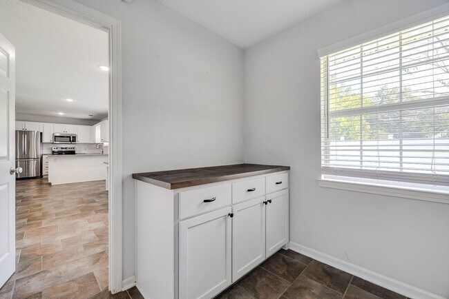 Building Photo - Updated 3BR Home with Fenced Yard in the H...