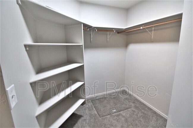 Building Photo - 19571 Newhall Pl