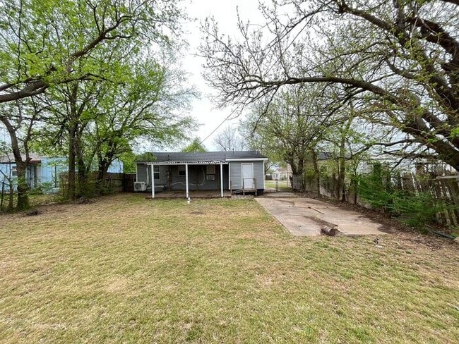 Building Photo - 2 Bed 1 Bath