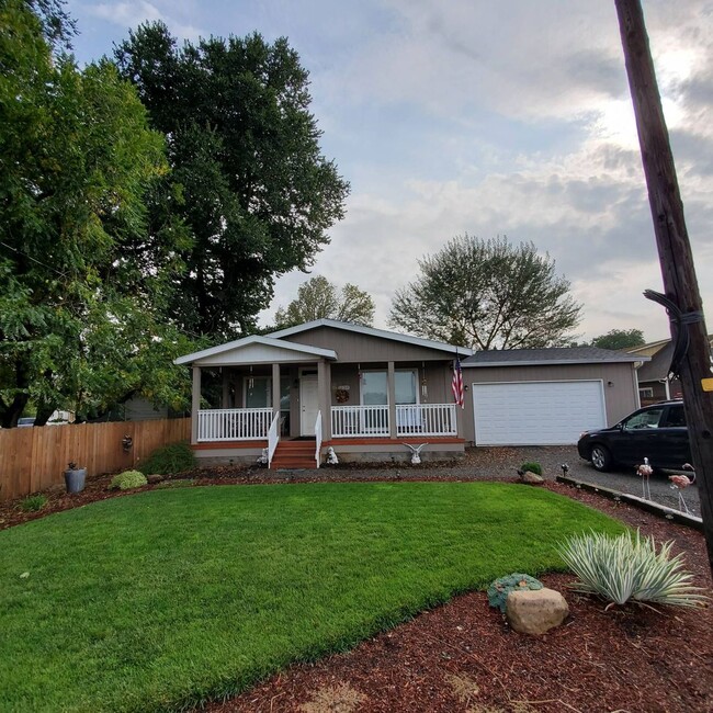 Building Photo - Pet Friendly 3 Bedroom 2 Bath home with large backyard in Brownsville, OR