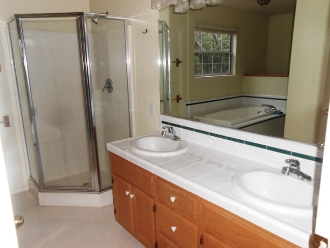 Building Photo - $500 MOVE IN SPECIAL OFF FIRST MONTHS RENT.
