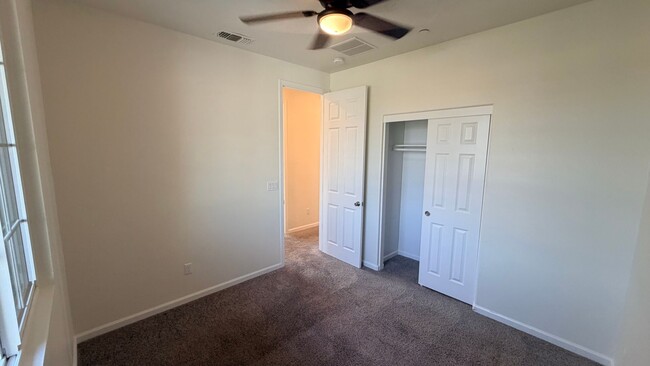 Building Photo - 5 Bed/ 2 Bath AVAILABLE NOW!