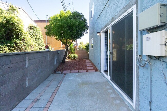 Building Photo - 145 Camarillo- LT