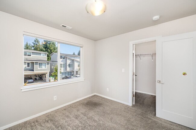 Building Photo - Modern home with 4 bed 2.5 bath available ...