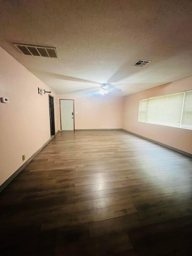 Building Photo - Spacious home in Seiling!