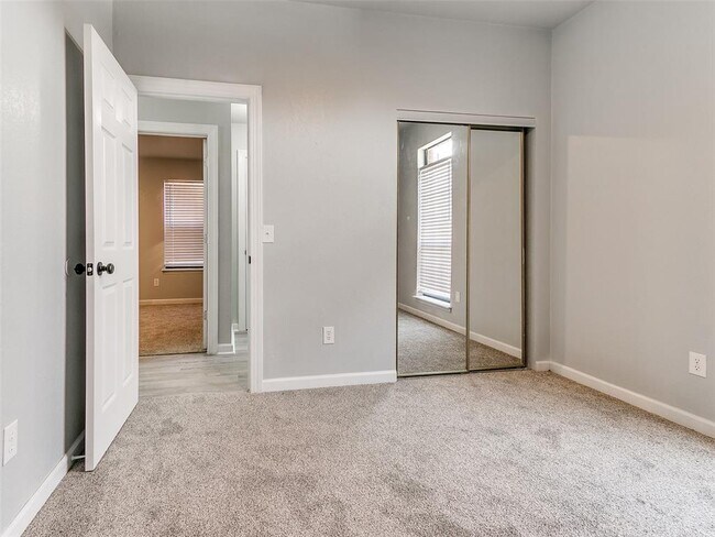 Building Photo - 5612 SE 87th St