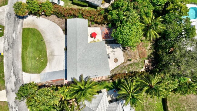 Building Photo - 1911 Cypress Ave