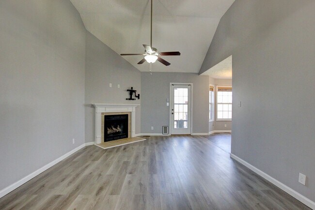 Building Photo - Sweet 3 bed 2 bath.  Cat friendly.