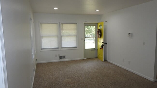 Building Photo - 4 bed 2 bath for Rent in Roeland Park, KS