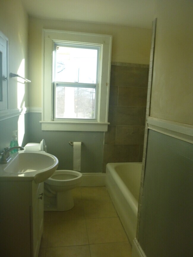 Building Photo - Beautiful 4 Bedroom Home in Enderly Park!