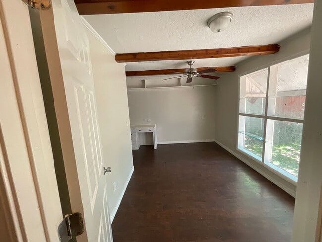 Building Photo - 308 E Kittyhawk Dr