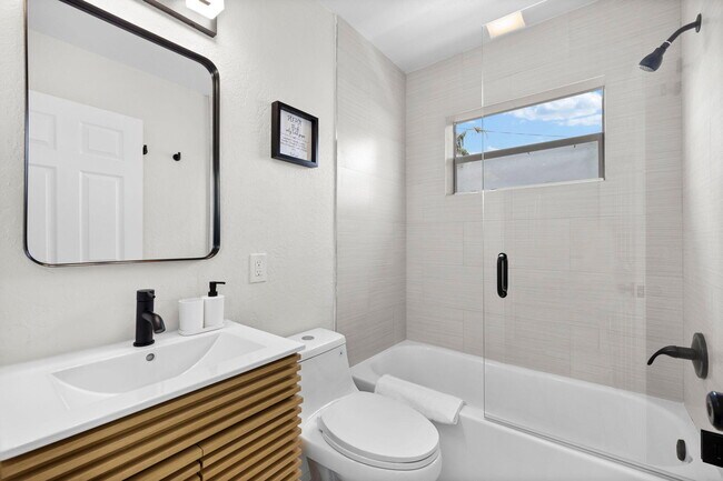 Building Photo - 710 SW 70th Ave