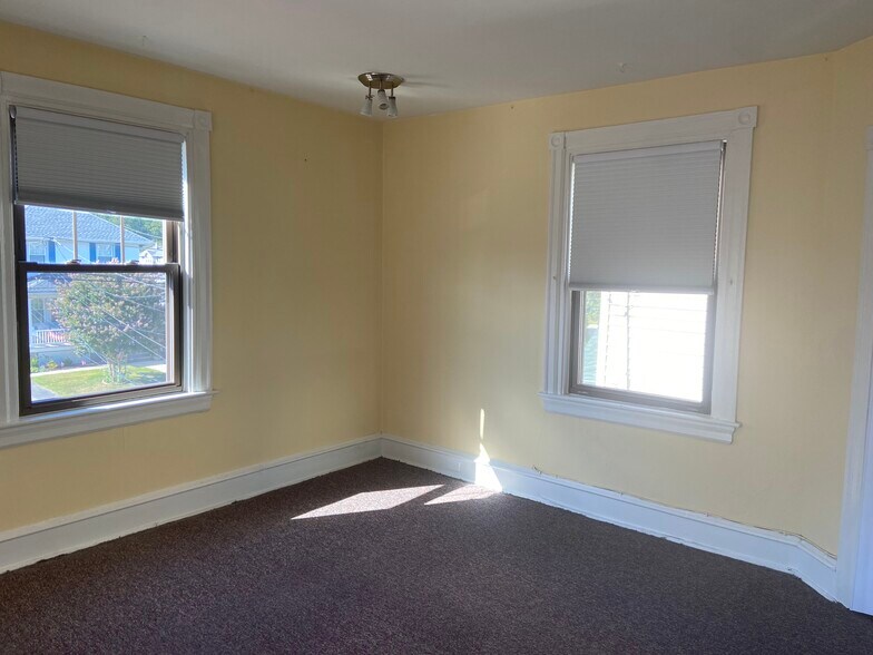 Building Photo - 227 Roslyn Ave