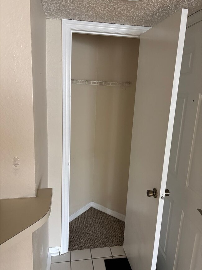 Building Photo - Affordable and Spacious 1 Bed in Excellent...
