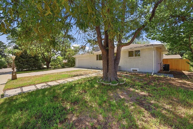 Building Photo - 4-bedroom, 4 bath home with 2 car garage