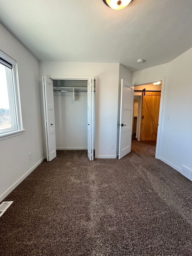 Building Photo - 4 Bed/3.5 Bath with 4 Stall Heated Garage!