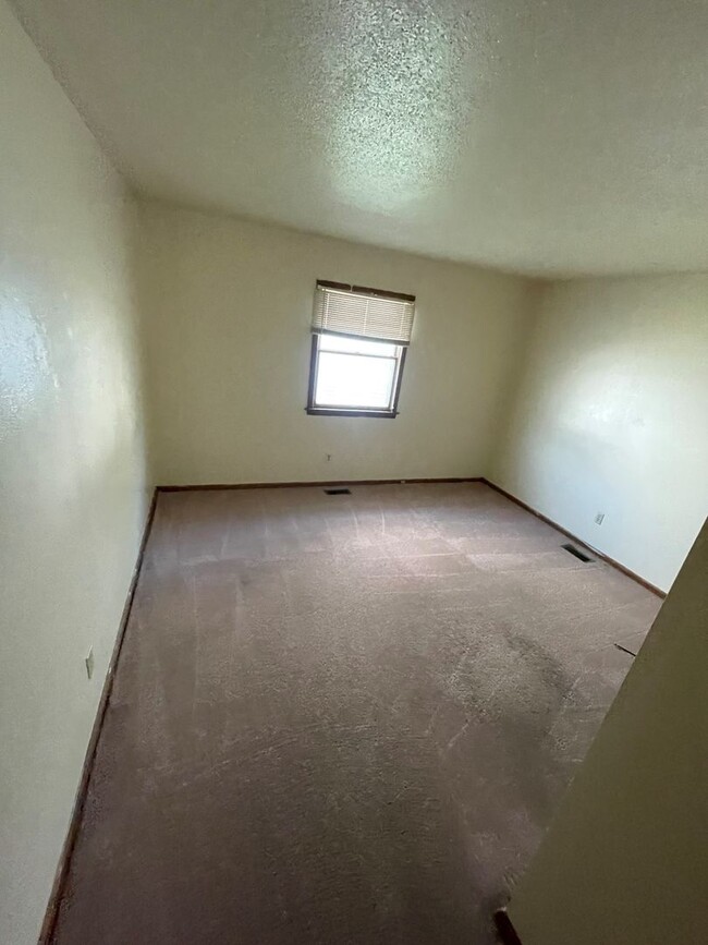Building Photo - Bev House - 4 Bedroom, 1.5 Bath House - Av...