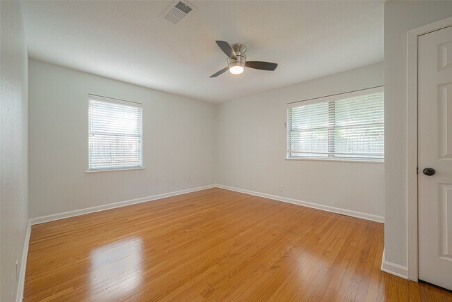Building Photo - 4923 Poinciana Dr