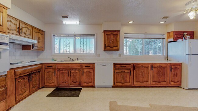 Building Photo - NORTH VALLEY 3 Bedroom  2 Bath