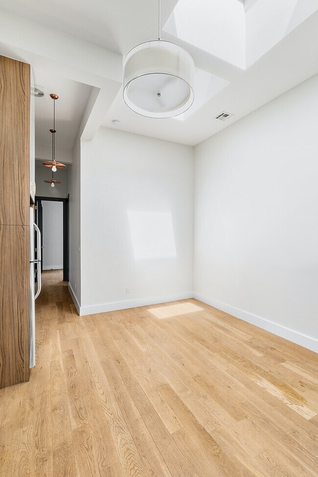 Building Photo - Welcome to #2R at 581 Fairview Avenue!