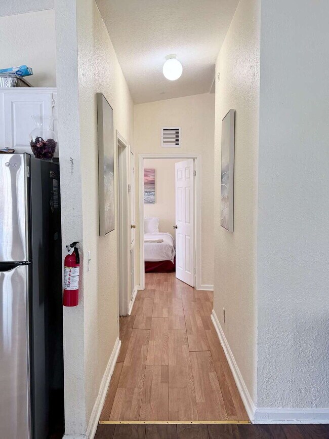 Building Photo - "Charming 4-Bed Oasis with 2 Baths in Prime West Palm Beach Location – 1560 Sq Ft of Comfort!"