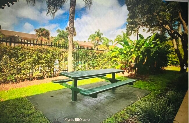 Building Photo - 5150 NE 6th Ave