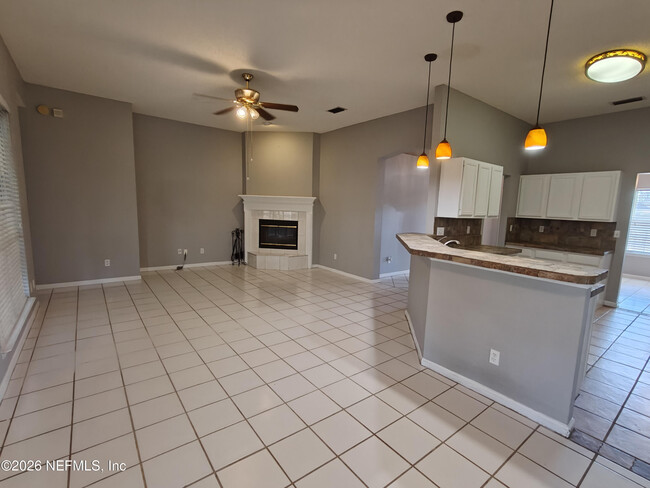 Building Photo - 1563 Lakeway Dr