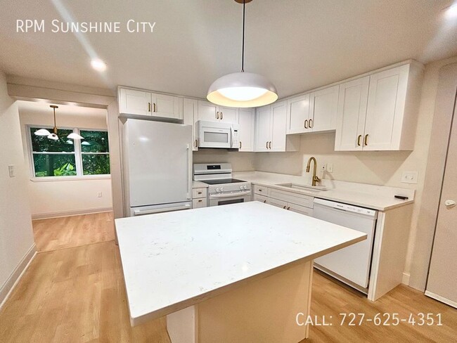 Building Photo - Incredible 2 bed 1 Bath with Dinning Room