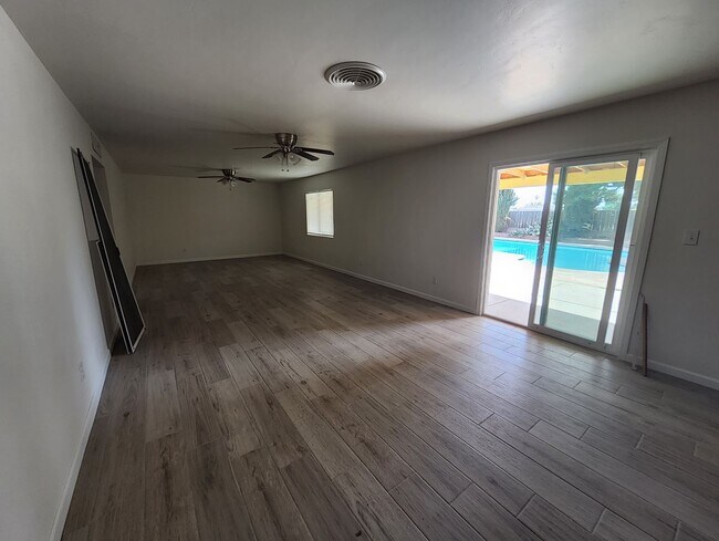 Building Photo - 2801 El Berrendo Ave., Bakersfield, CA 93304