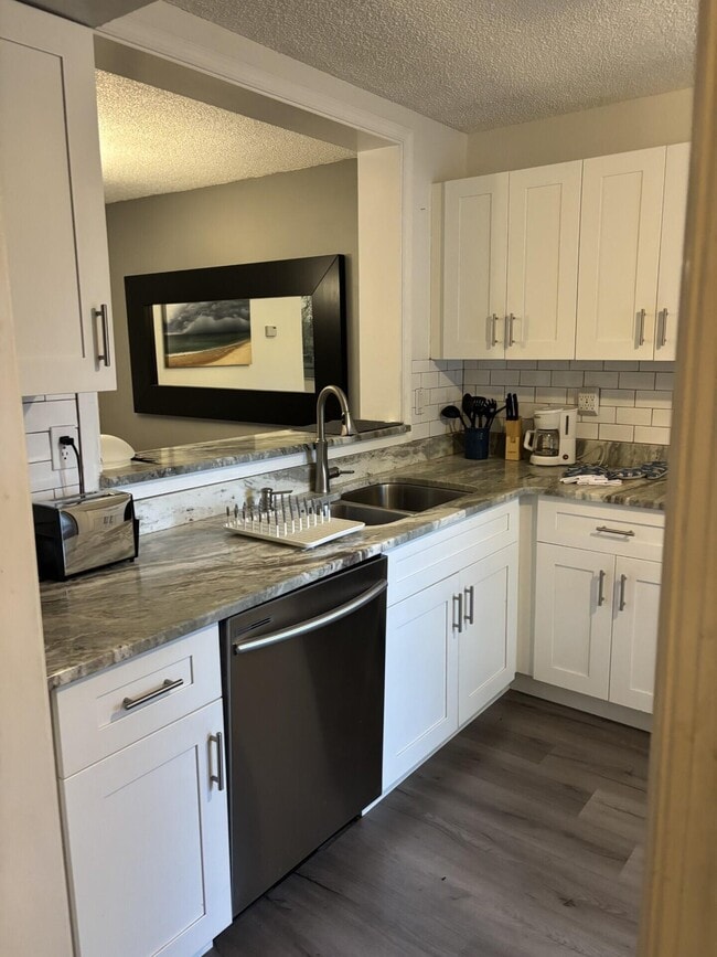 Building Photo - 5048 Heatherhill Ln