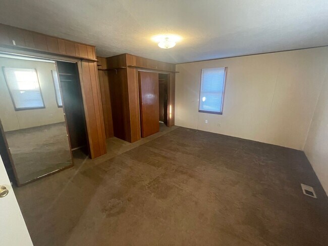 Building Photo - 4 bed 1 bath, with extra large utility are...