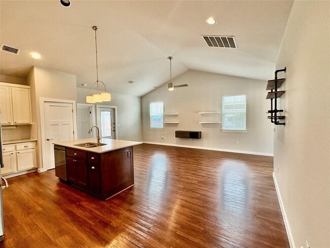 Building Photo - 241 Rose Dr