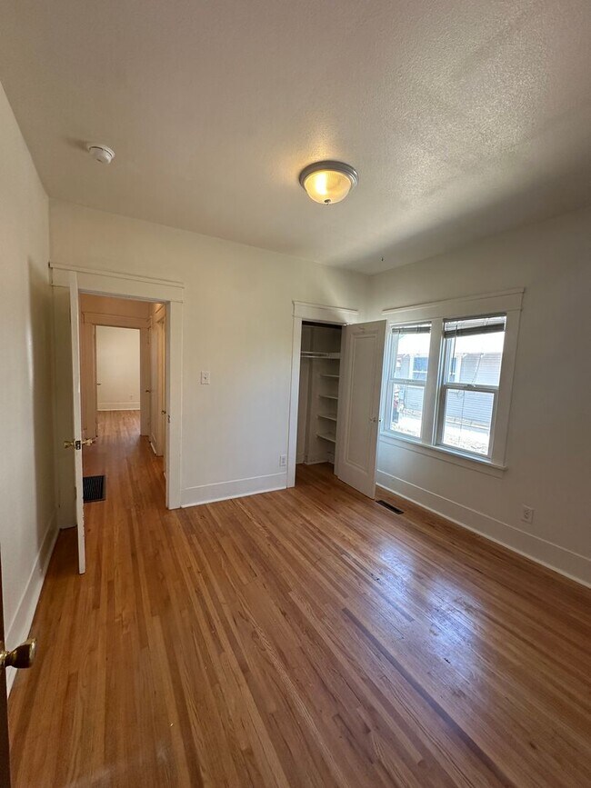 Building Photo - 5 Bedroom House Available Now