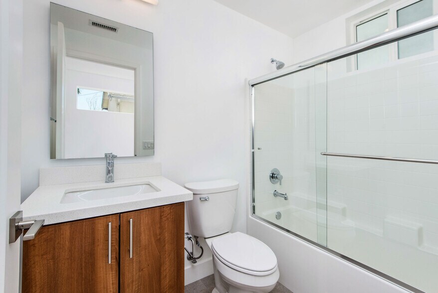 Building Photo - 857 1/2 Hyperion Ave