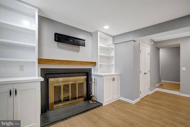 Building Photo - 6063 Hydrangea Dr