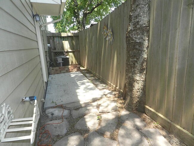 Building Photo - 730 Redwing Pl Dr