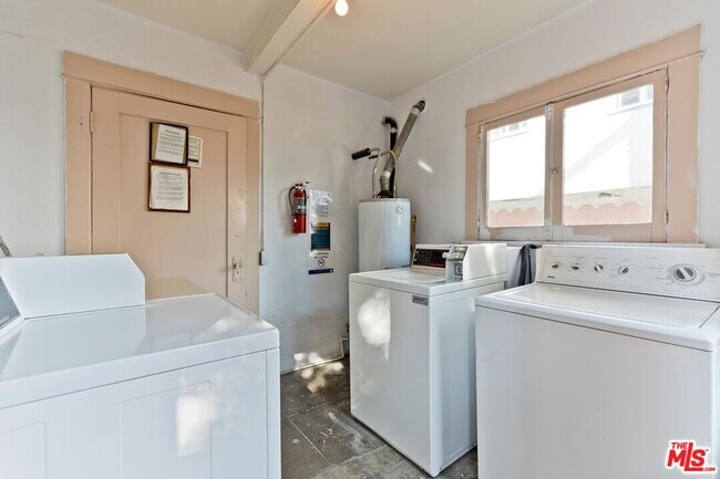 Building Photo - 1260 Flores St